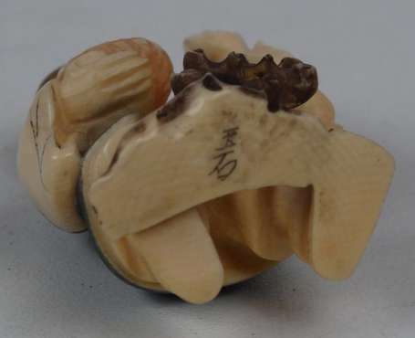 Netsuke Homme au panier en ivoire polychromé Japon