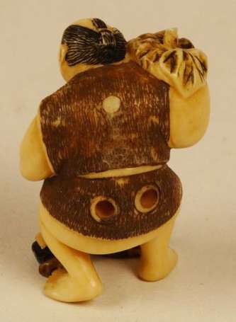 Netsuke Paysan à la houe en ivoire Japon H. 4,5 