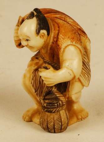 Netsuke Pêcheur au panier en ivoire Japon H. 4,5 