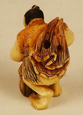 Netsuke Pêcheur au panier en ivoire Japon H. 4,5 