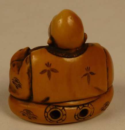 Netsuke Pêcheur au crabe en ivoire Japon H. 4 cm