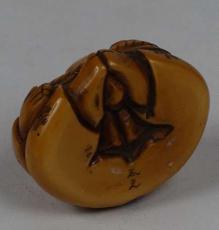 Netsuke Pêcheur au crabe en ivoire Japon H. 4 cm