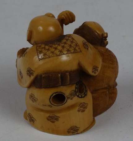 Netsuke Fumeurs d'opium en ivoire Japon H. 4 cm