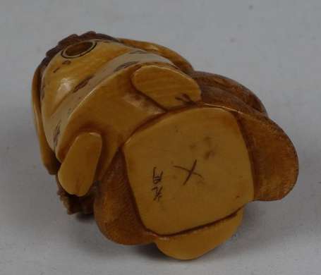 Netsuke Fumeurs d'opium en ivoire Japon H. 4 cm