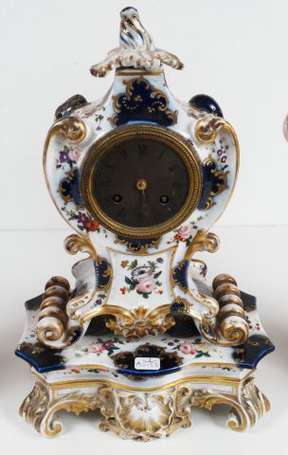 Garniture de cheminée en porcelaine, elle comprend