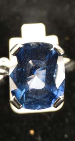 Bague en or blanc sertie d'une pierre bleue TDD: 