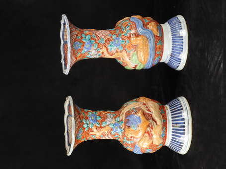 JAPON, Kutani - Paire de vases en porcelaine à 