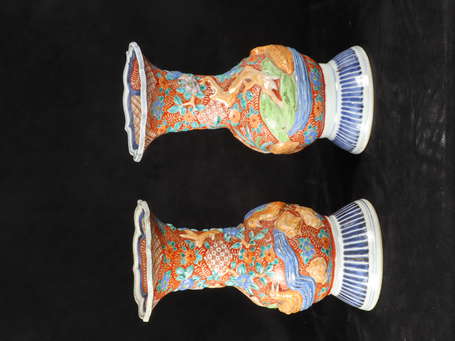 JAPON, Kutani - Paire de vases en porcelaine à 