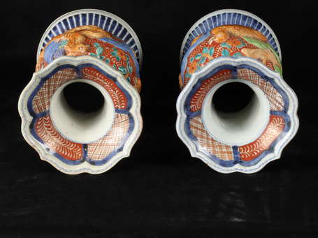 JAPON, Kutani - Paire de vases en porcelaine à 