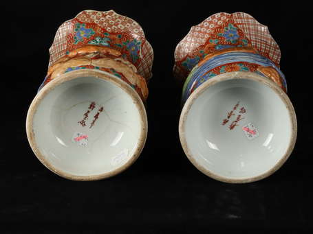 JAPON, Kutani - Paire de vases en porcelaine à 