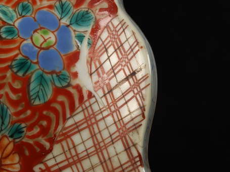 JAPON, Kutani - Paire de vases en porcelaine à 