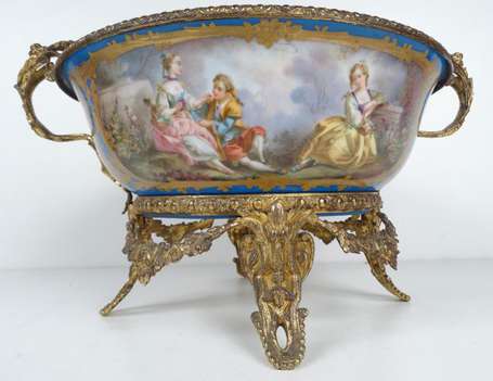 Coupe en porcelaine émaillée bleu de roi décor 