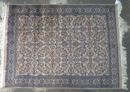 Tapis Pakistan, le champ crème meublé de rinceaux 