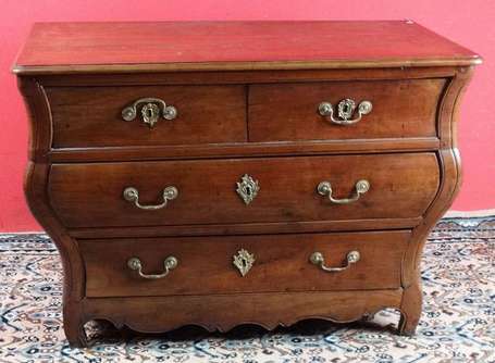 Commode tombeau en bois fruitier, elle ouvre à 