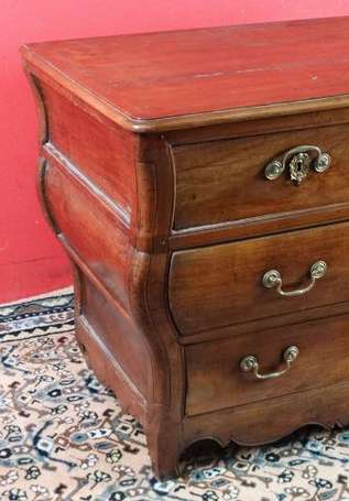 Commode tombeau en bois fruitier, elle ouvre à 