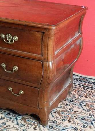 Commode tombeau en bois fruitier, elle ouvre à 