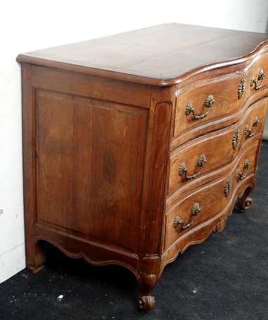 Commode en acajou ouvrant par trois tiroirs en 