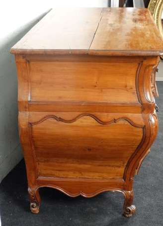 Commode tombeau en bois fruitiers galbée sur trois