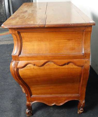 Commode tombeau en bois fruitiers galbée sur trois