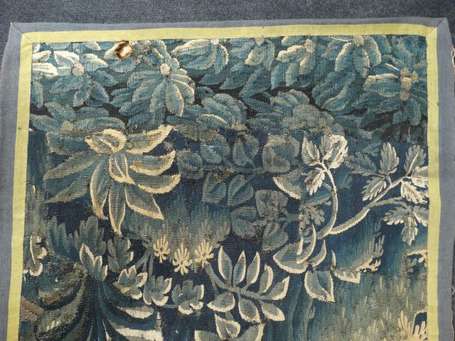 Fragment de verdure d'Aubusson à décor d'un arbre.