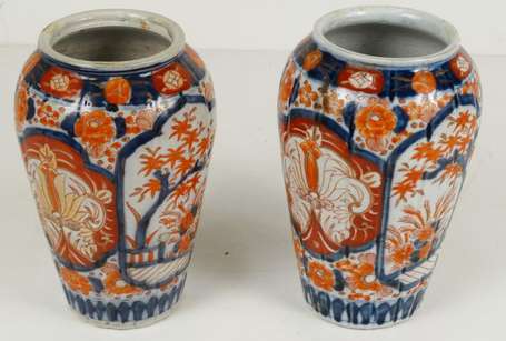 Japon. Paire de vases à godrons en porcelaine à 