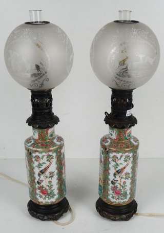 Chine. Paire de vases rouleau en porcelaine de 