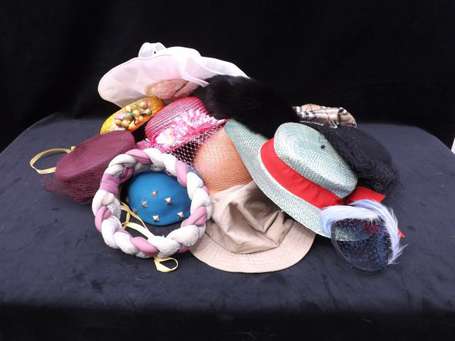 Lot de chapeaux de femme comprenant: bibis, 