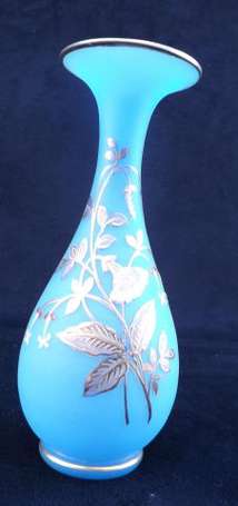 Vase en opaline de couleur bleue à décor floral 