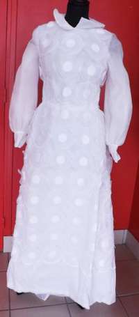 Robe de mariée à motif de disques blancs.