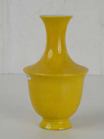 CHINE Vase jaune en porcelaine décor de dragons et