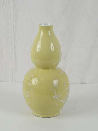 CHINE Vase double gourdes jaune à décor de 