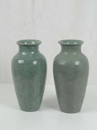 CHINE Paire de vases type GE en céladon craquelé 