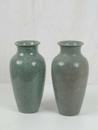 CHINE Paire de vases type GE en céladon craquelé 