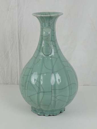 CHINE dynastie  Vase en céladon de type GUAN, 