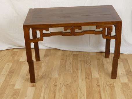 CHINE QING Table basse  XIX ème H. 82 cm L. 47cm