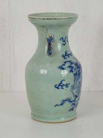 CHINE QING Vase céladon en porcelaine de Canton 