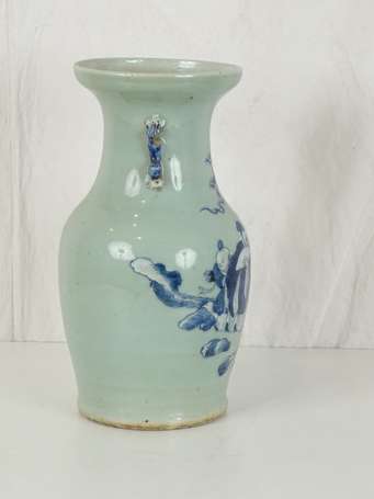 CHINE QING Vase céladon en porcelaine de Canton 