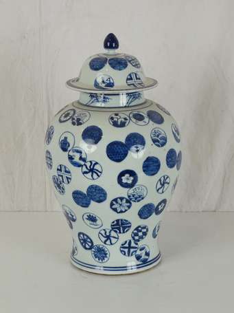 CHINE Vase couvert en porcelaine bleu blanc XXème 