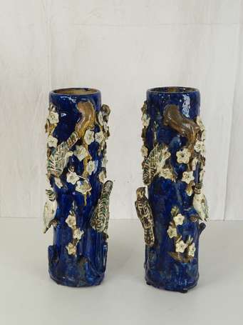 CHINE Paire de vases rouleau en céramique bleue à 