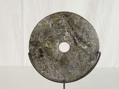 CHINE Disque BI en néphrite archaisant  à décor de