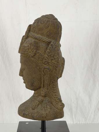 JAVA Tête de LOKESHVARA en gré  XXéme H. 59 cm