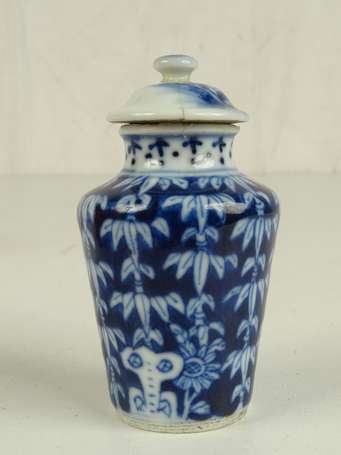 CHINE Tabatière en porcelaine à décor blanc bleu 