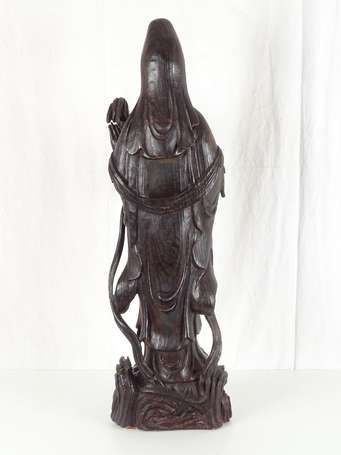 CHINE Guanyin portant le chasse mouches et le vase