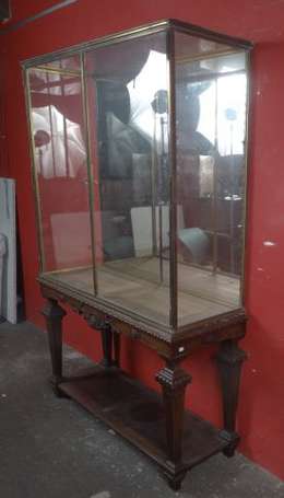 Vitrine à châssis de laiton, le socle aux montants