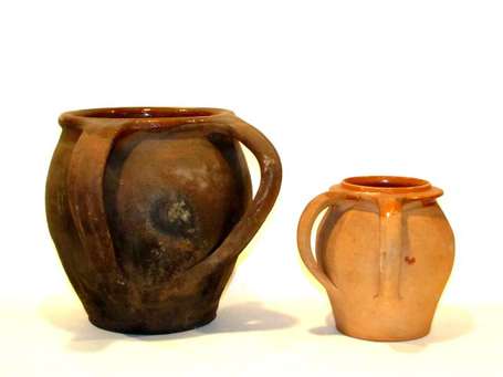 Deux pots à double anse. Céramiques à glaçure 