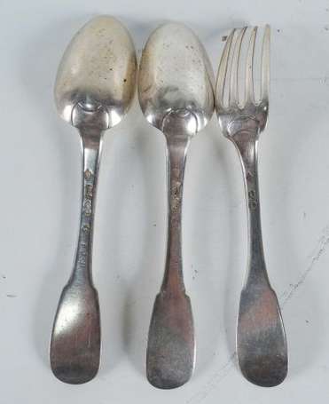 Lot de deux cuillers en argent, modèle uni-plat, 