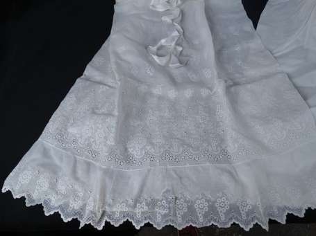 Robe de baptême en coton ajouré et brodé de fleurs