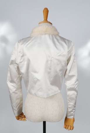 Veste en satin blanc, le col en vison blanc, vers 