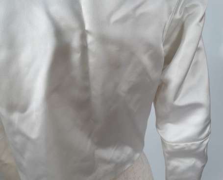 Veste en satin blanc, le col en vison blanc, vers 