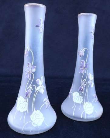 Paire de vases soliflores en verre dépoli à décor 